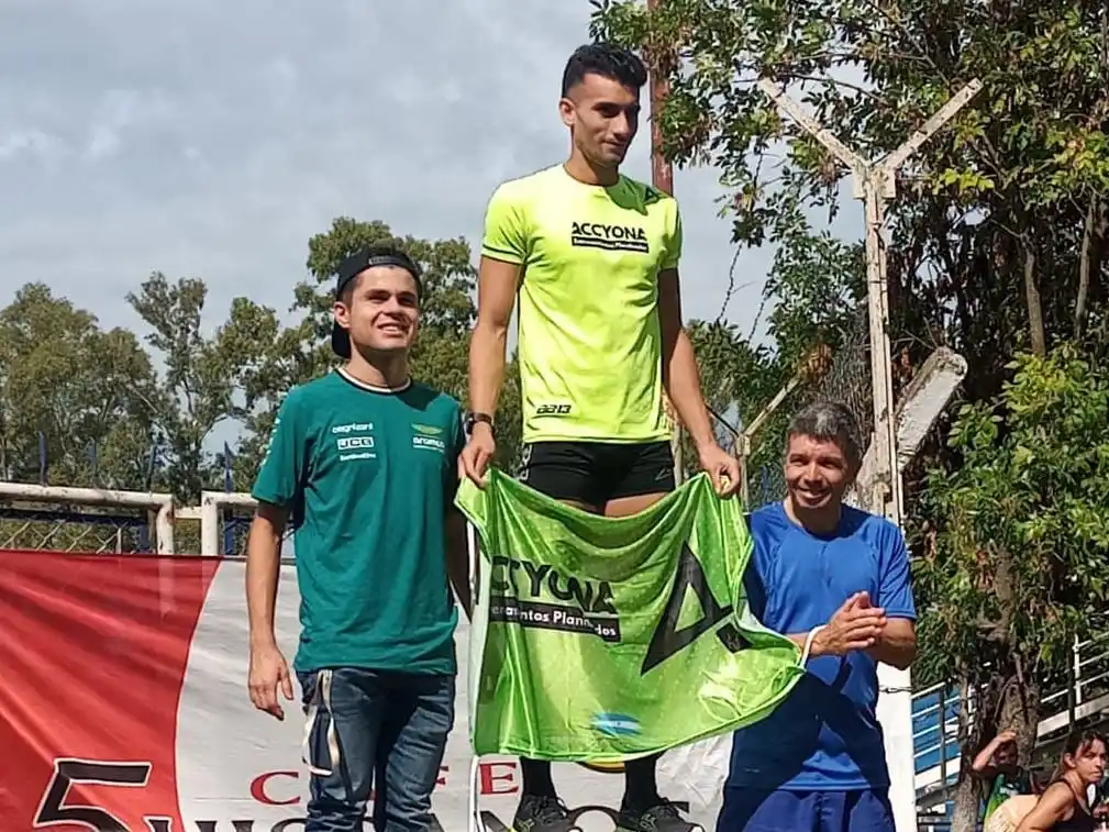 Billén, de azul, en el tercer escalón del podio.