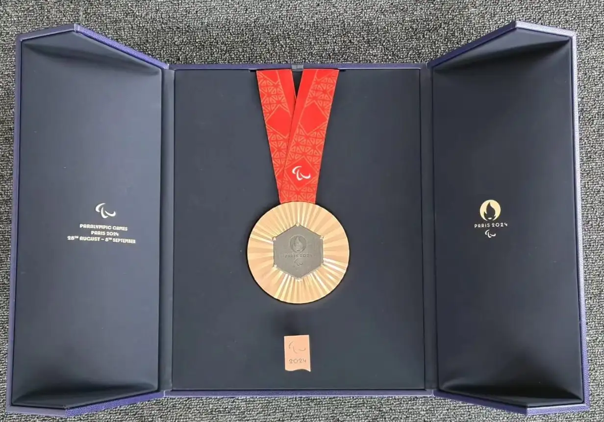 La medalla de bronce que obtuvieron, premio dedicación y entrega a un deporte-