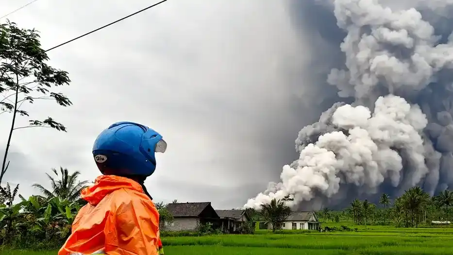 Erupción del volcán Semeru: casi mil evacuados y alerta máxima en la isla de Java