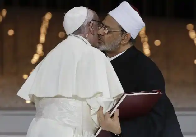 El histórico beso del Papa Francisco con un líder del Islam