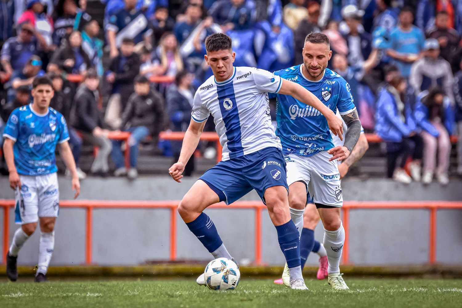 Lucas Monzon protegiendo el balón del rival