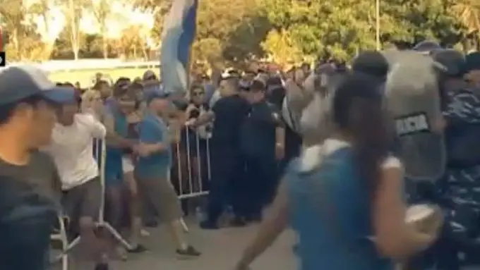 El otro lado del acto de Alberto en San Fernando: Incidentes entre militantes y la policía
