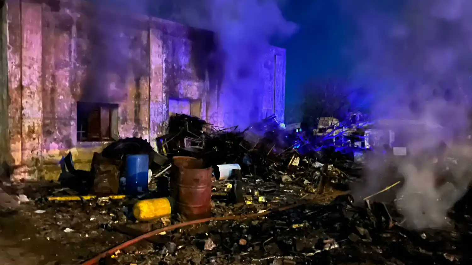 Daños importantes provocó el fuego en el lugar.