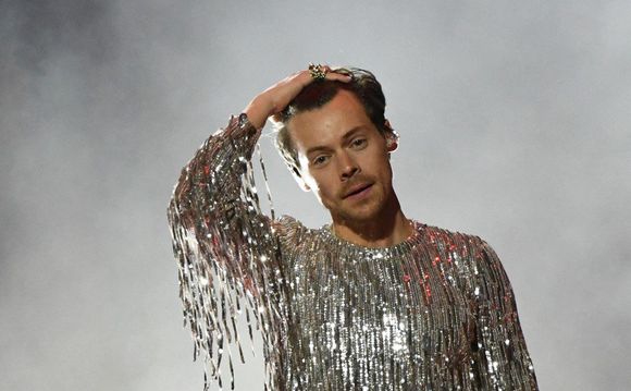 Harry Styles se deja de rodeos y estrena romance