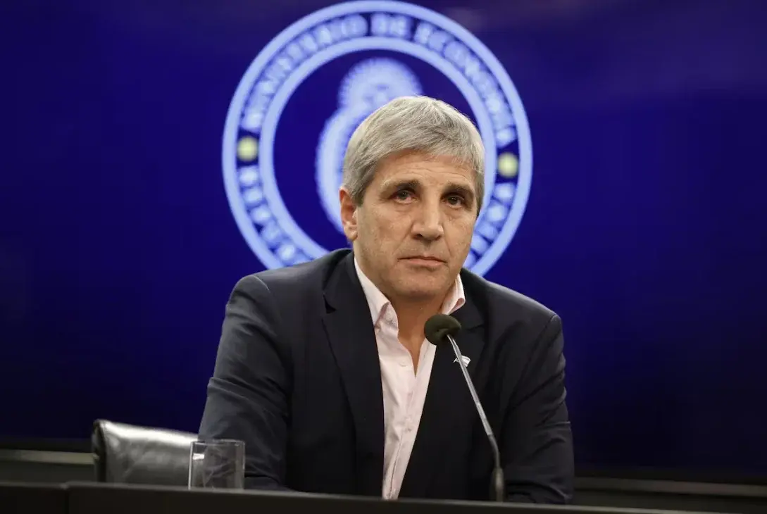 Al igual que el kirchnerismo, Caputo anunció que el Gobierno usará fondos de ANSES para impulsar créditos hipotecarios