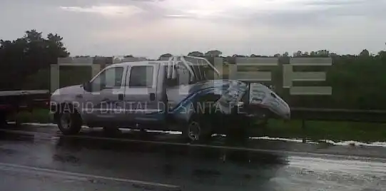 Choque entre una camioneta y un micro en la autopista