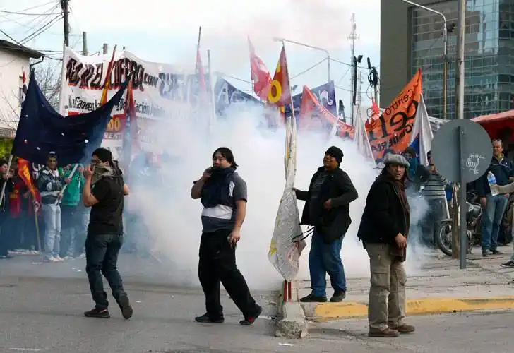 Neuquen: Reprimen a manifestantes que se oponen a Chevrón
