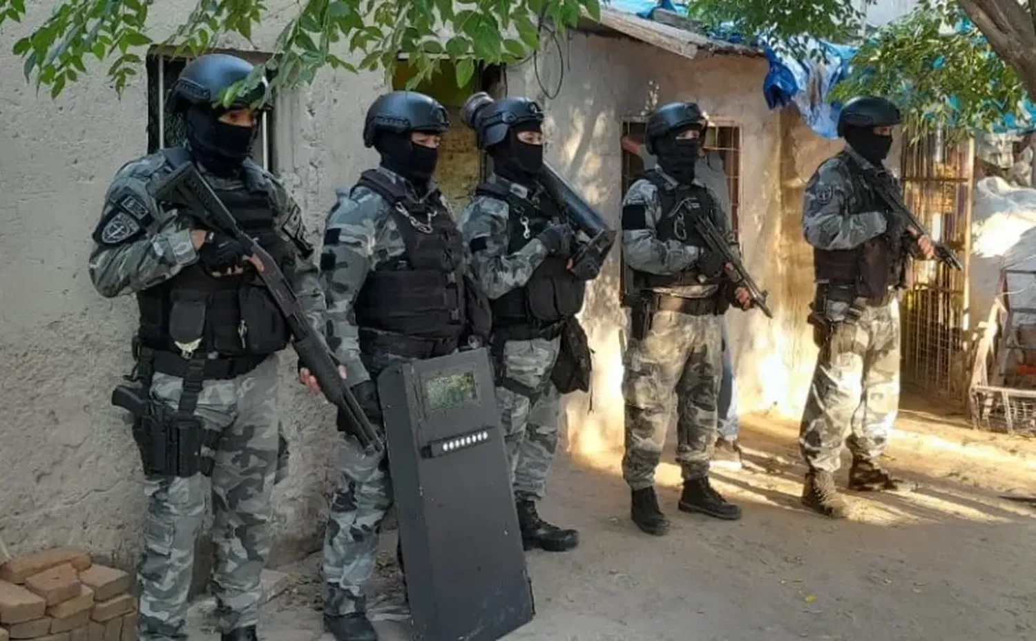 Realizaron cuatro allanamientos simultáneos en el marco de una investigación por hechos de violencia y abuso de armas