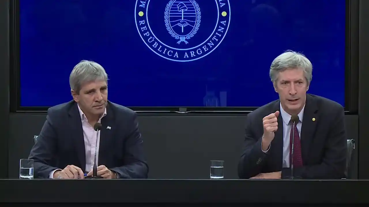 Luis Caputo, ministro de Economía, y Santiago Bausili, presidente del BCRA cerraron préstamo con bancos.