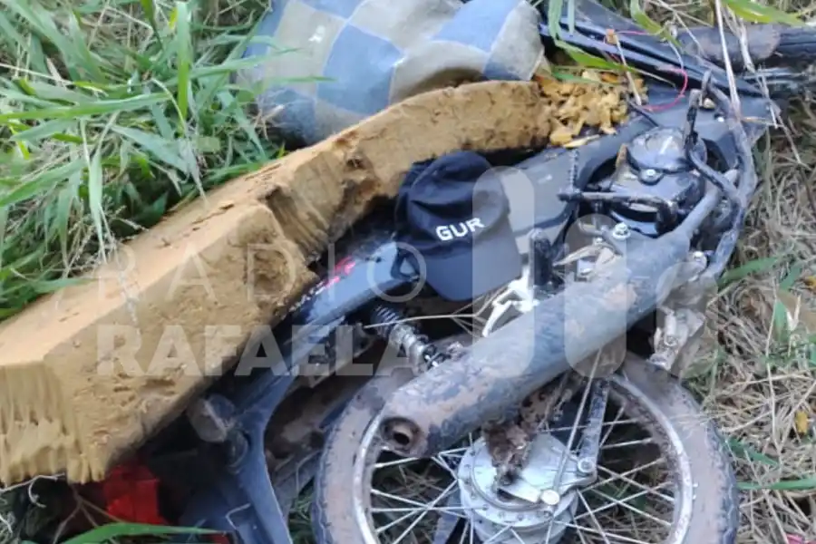 En estado de abandono y en un terreno baldío la GUR encontró una motocicleta robada