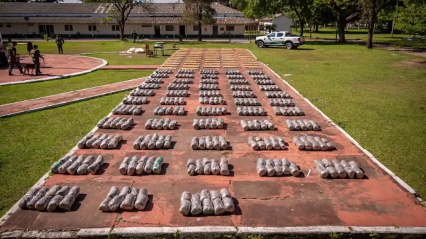 Interceptaron un camión que llevaba casi 2.700 kilos de marihuana entre bobinas de alambre a Córdoba