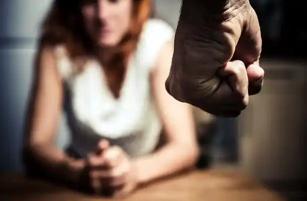 Un hombre golpeó brutalmente a su pareja y fue detenido