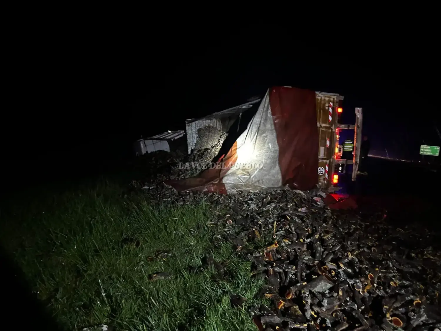 Despistó y volcó un camión cargado con leña en la Ruta 3