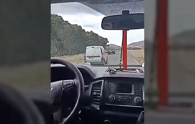 Video: Peligrosas maniobras de una conductora al volante en la ruta hacia Sierra de la Ventana