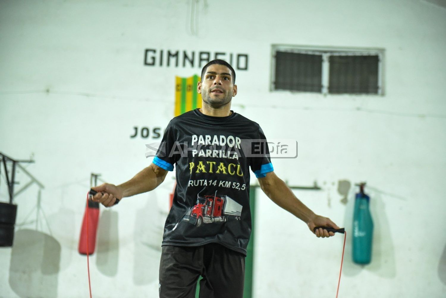 El Picante Parada se entrena a diario en el gimnasio del club Sarmiento.