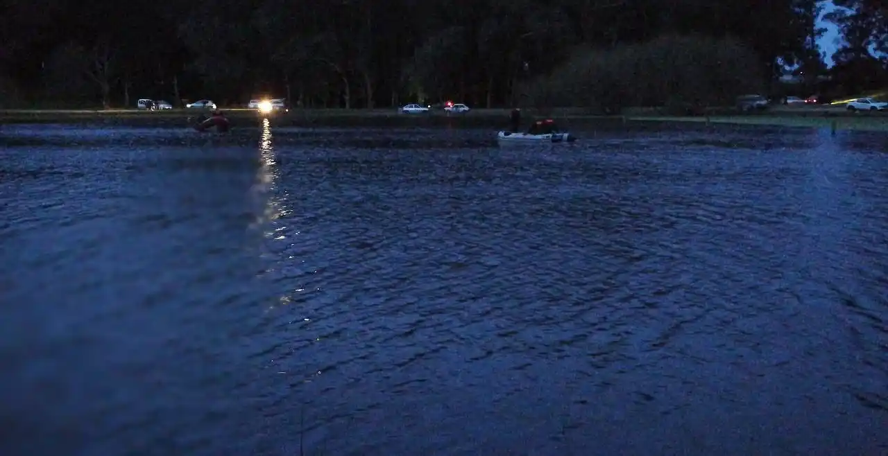 Suspendieron la búsqueda del joven que desapareció al caer del kayak