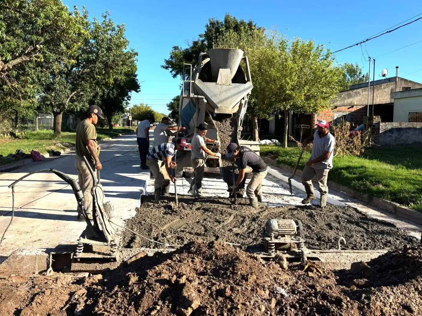 Personal municipal trabajando en la repavimentación de calles.