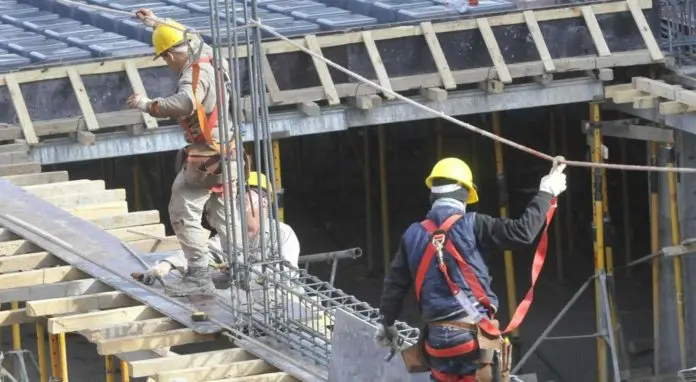 Los salarios aumentaron 4,1% en octubre, pero siguen 4 puntos debajo de la inflación