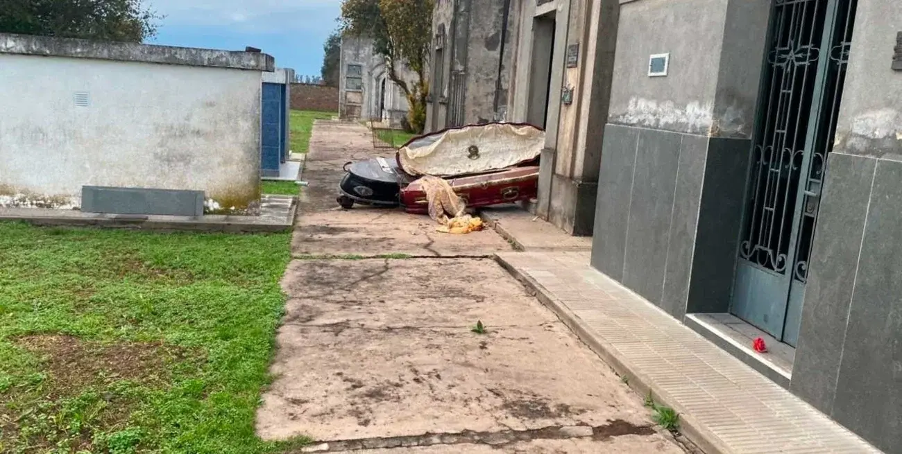 Sorpresa y conmoción en la región: vandalizaron el cementerio, sacaron los ataúdes y los tiraron al piso