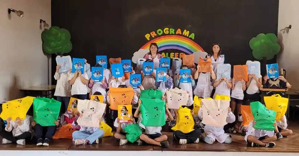 Estudiantes de nuestro departamento recibieron sus libros Aleer