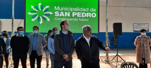Entregan escrituras con el ministro de Economía bonaerense