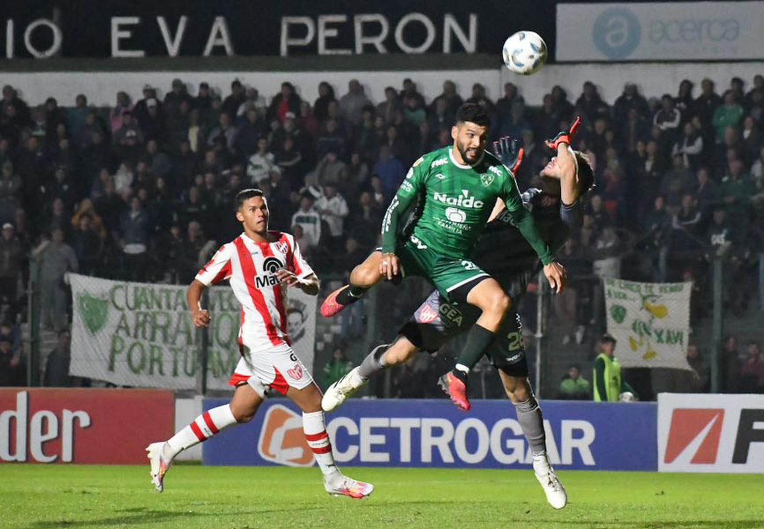 Gudiño, volcado al ataque sobre la valla de Roffo.