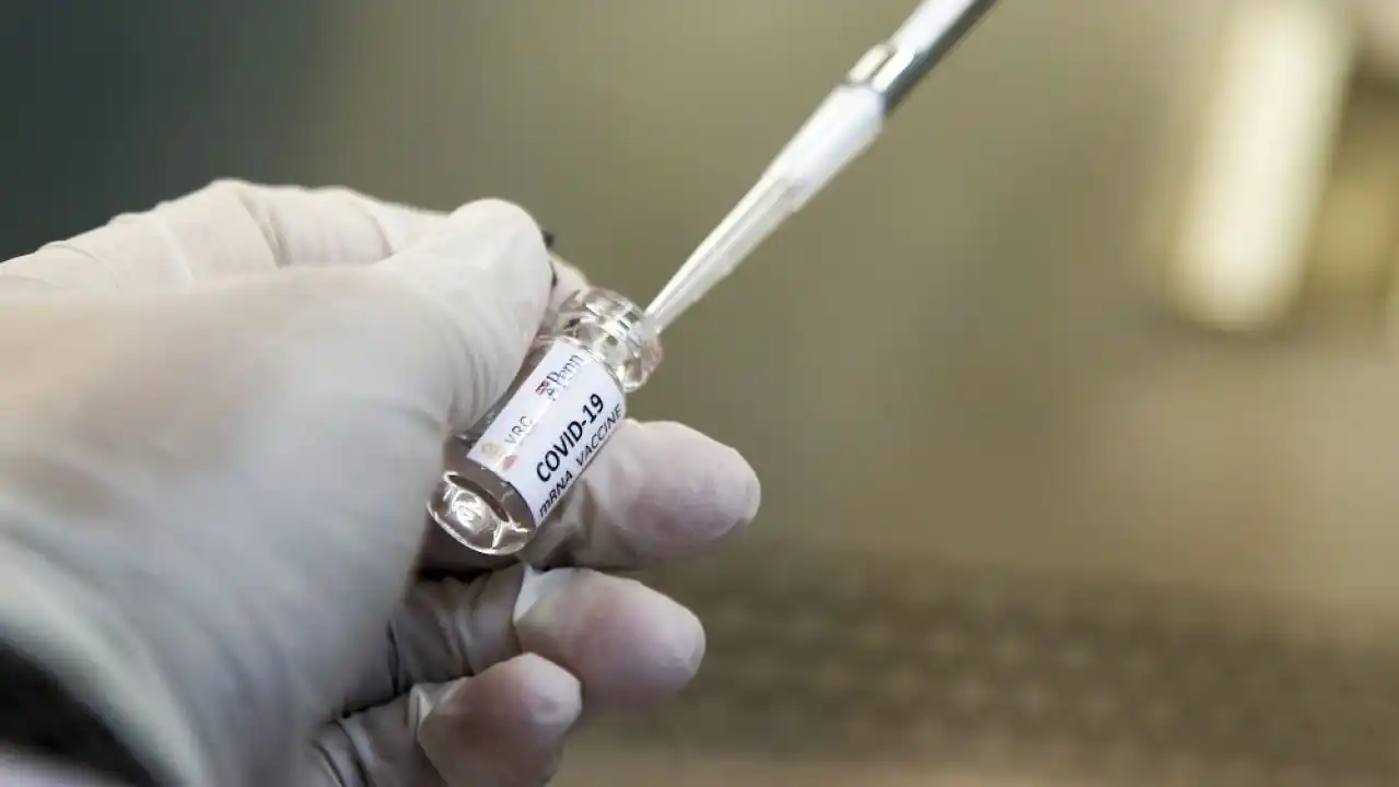 Johnson & Johnson suspende ensayos de vacuna contra COVID-19