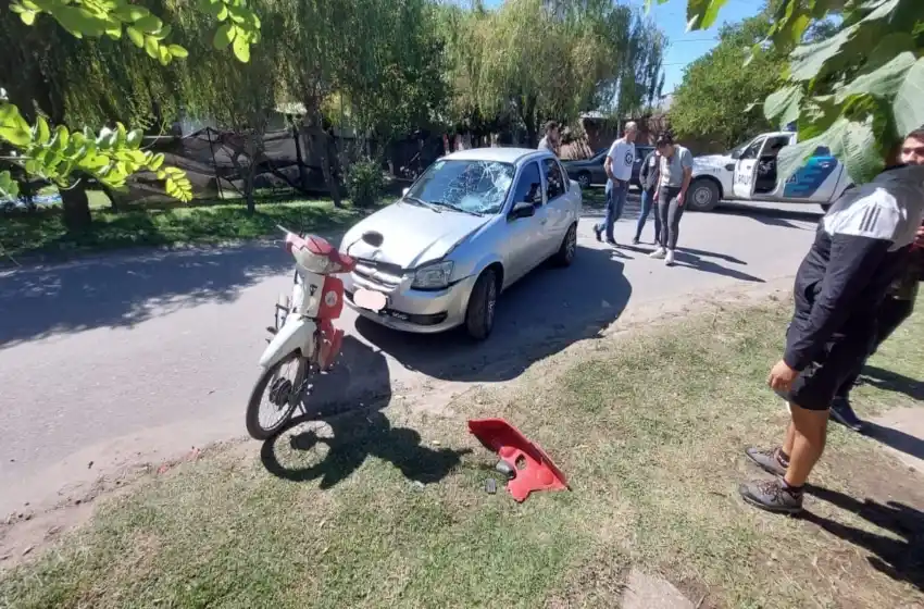 Un hombre tuvo que ser hospitalizado, luego de chocar su moto contra un auto