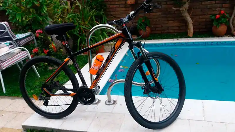 Video: Robaron una bicicleta y fueron "escrachados" en las cámaras de seguridad