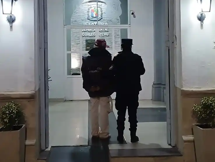 Llevaba un peluche de gran tamaño, la policía sospechó y se llevó una sorpresa al examinarlo