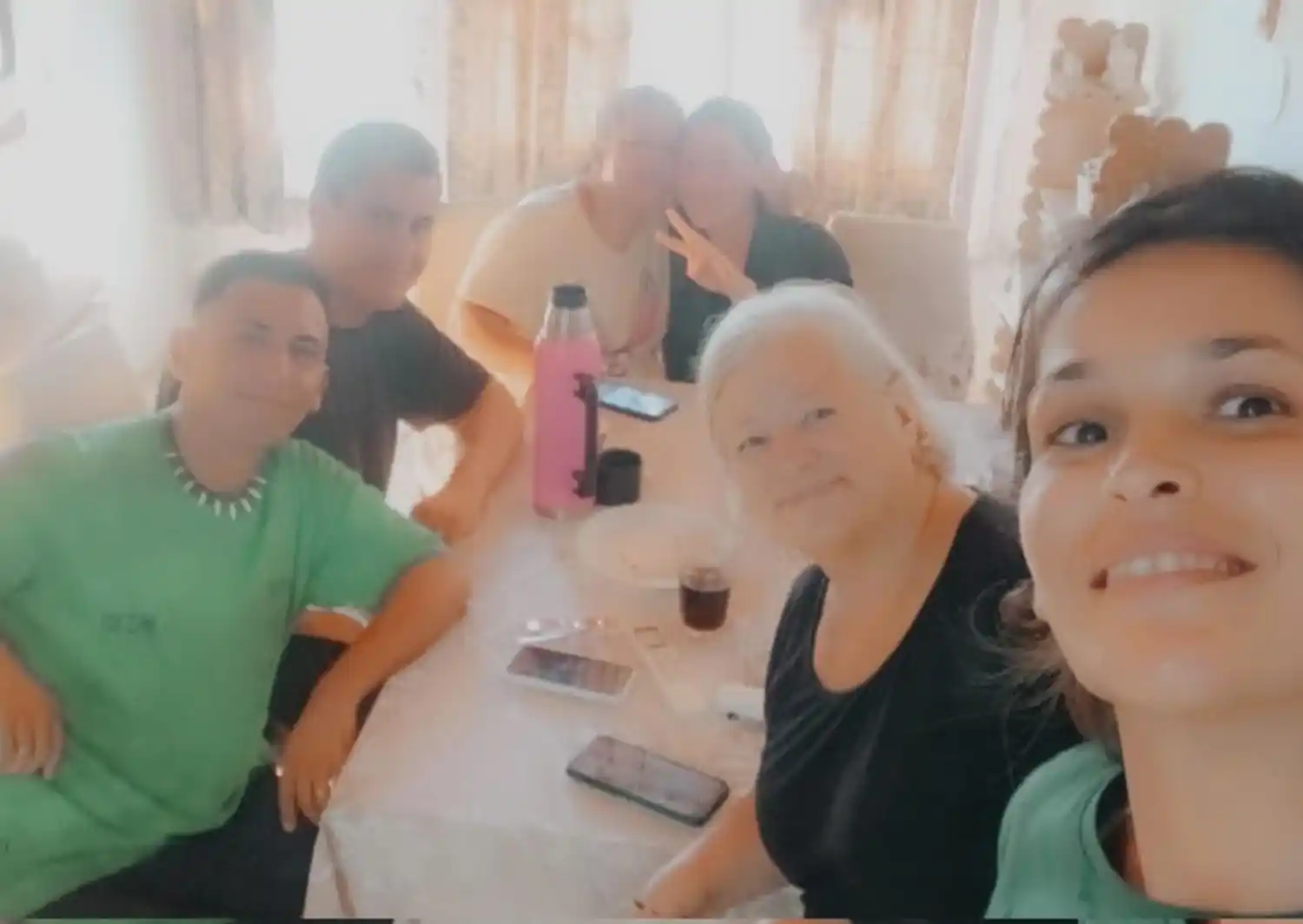 ¡Saludan al grupo de Lengua de Señas, a la comunidad sorda y a la profe María del Carmen!