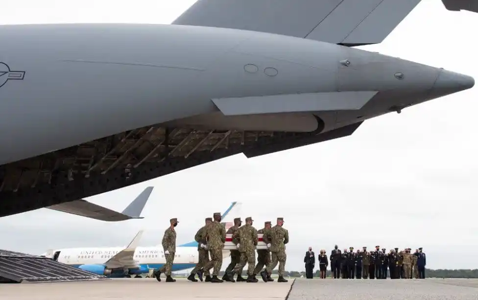 Así recibe Biden a los 13 militares muertos en Kabul