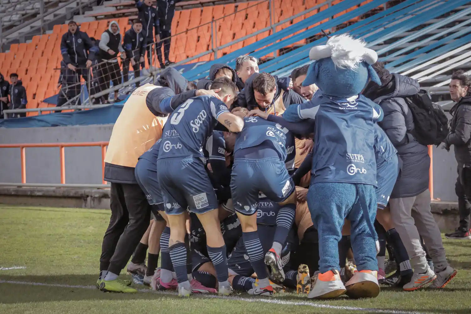 Alvarado hecho una montaña abrazando a Becker.