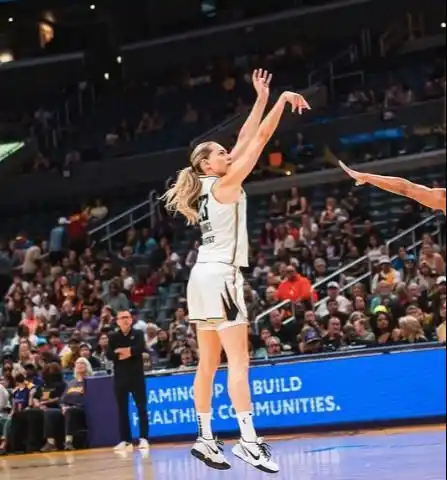 La jugada que puso de pie a LeBron James