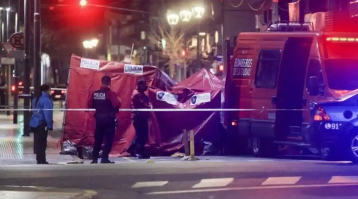 "Los agarró y saltó": la vecina que vio cómo una mujer se arrojó al vacío con sus dos hijos