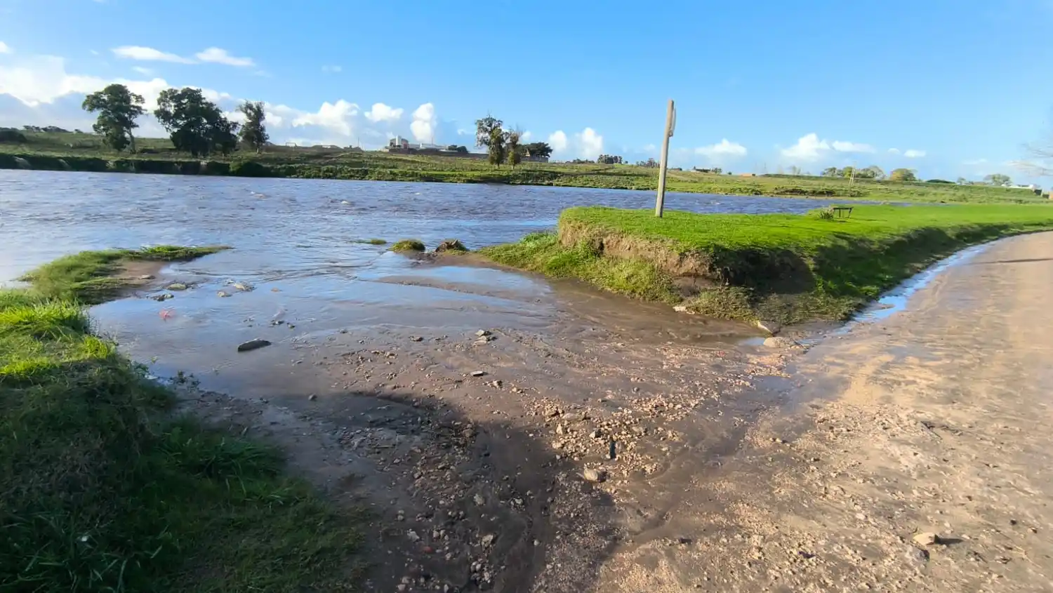 El rio Quequén crecido, pero sin desbordar