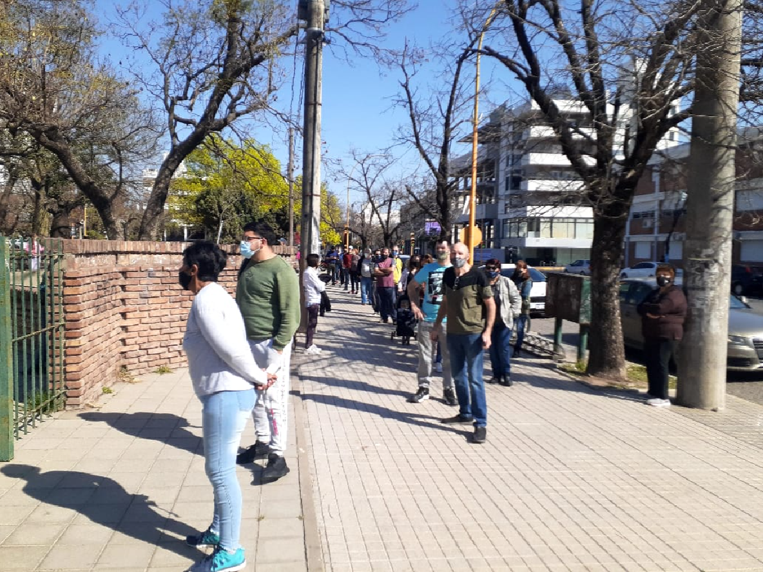 Largas filas en las escuelas por protocolos de covid-19