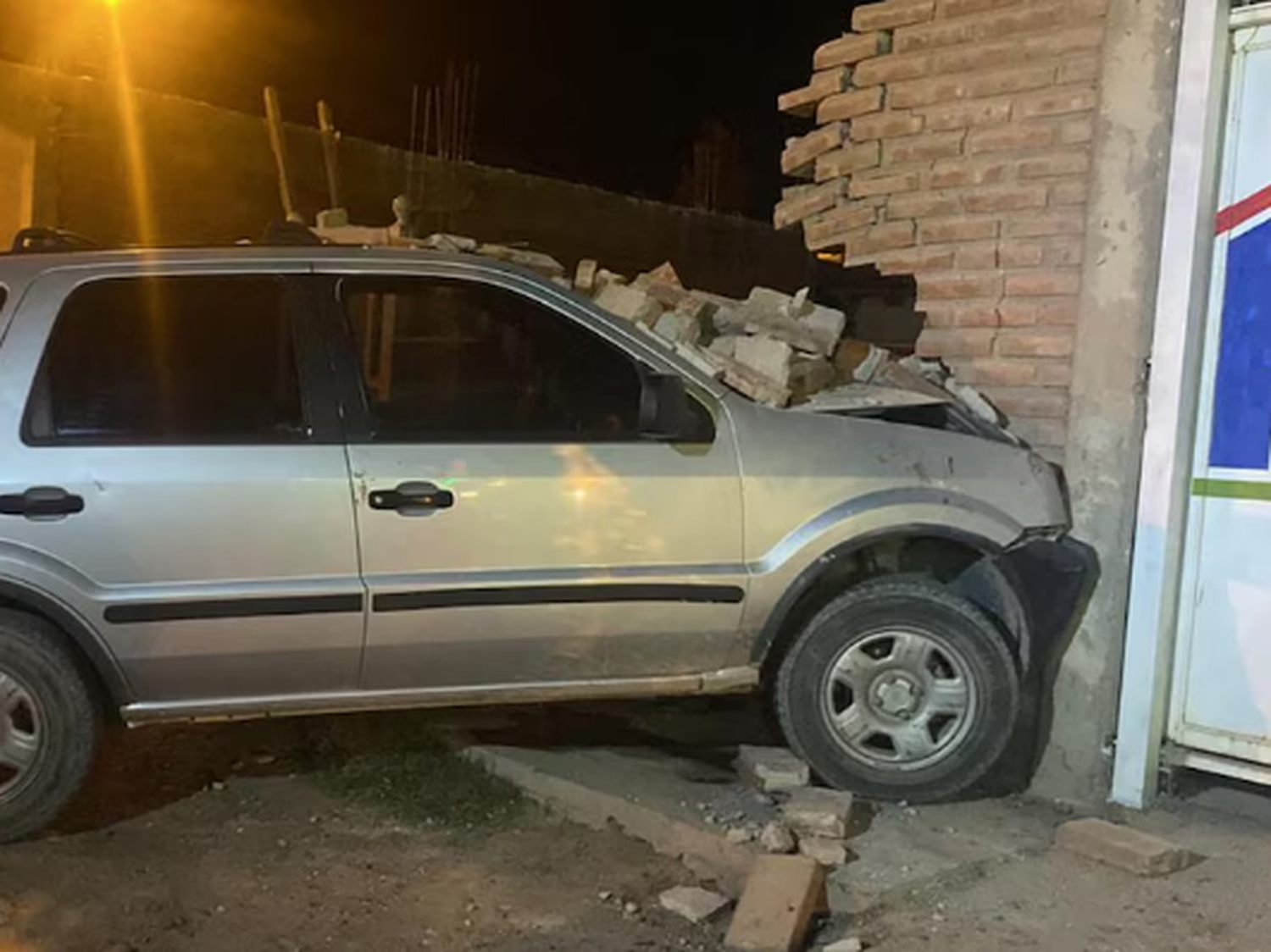 Desnudos y borrachos, una pareja chocó contra la pared de una casa durante los festejos de Navidad