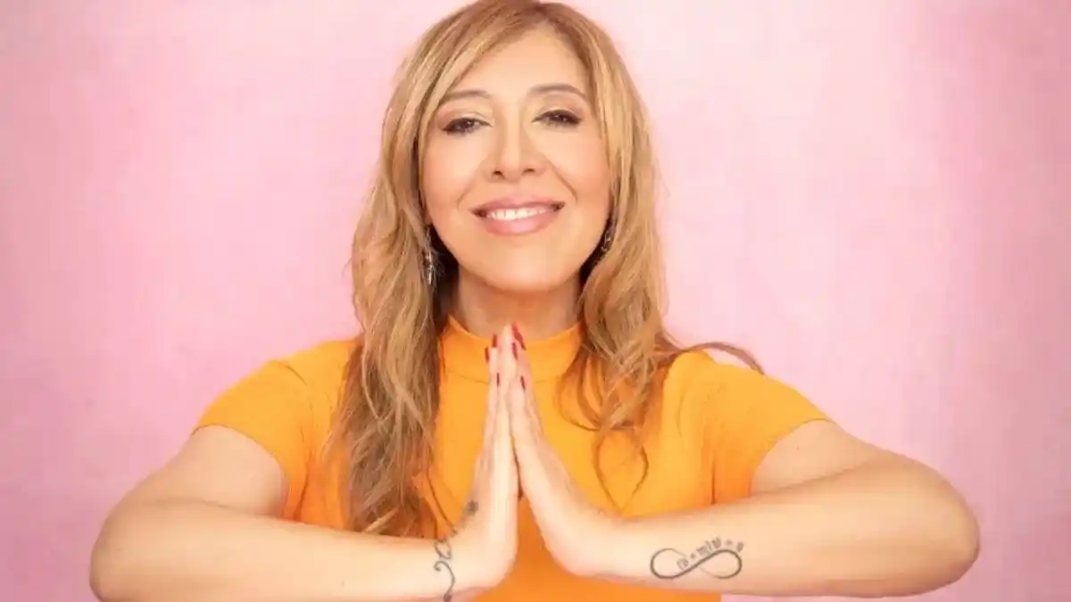 Según las acusaciones, la mujer les prometía a sus clientes que con sus prácticas de numerología, basadas en cálculos y fechas, podía resolver problemas personales o atraer buena fortuna, y a cambio solicitaba pagos y la entrega de bienes valiosos.