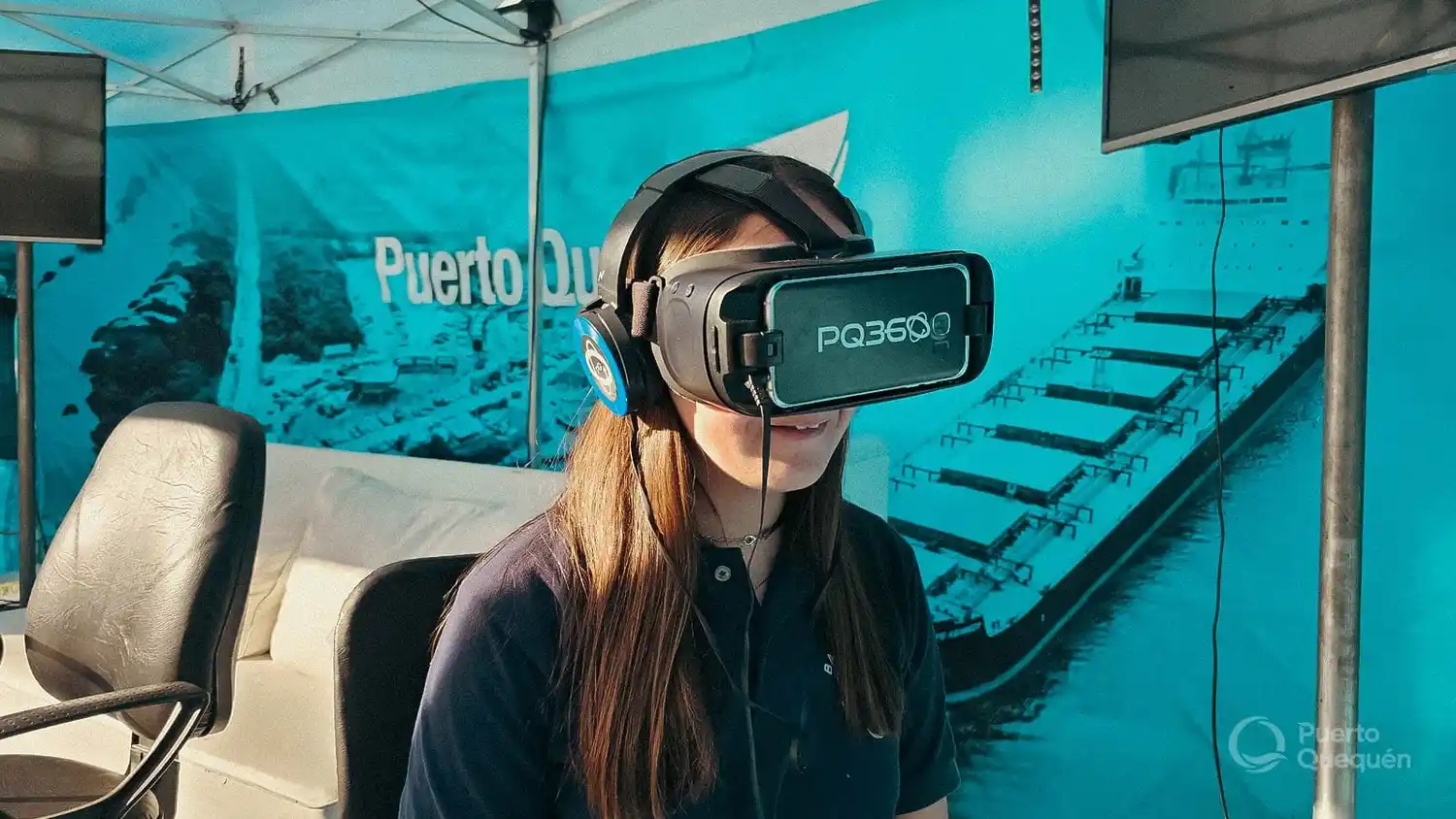 Una chica prueba la experiencia visual con gafas 360º