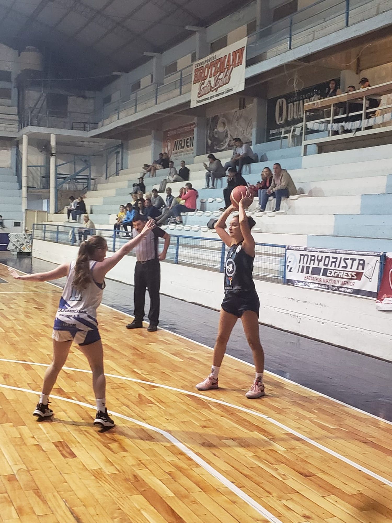 Imagen del juego entre Juventud y Ferro en el “Lucio Martínez Garbino”.