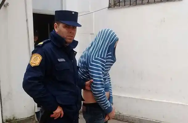 Por golpear a un policía en la detención, recibió un año de prisión condicional