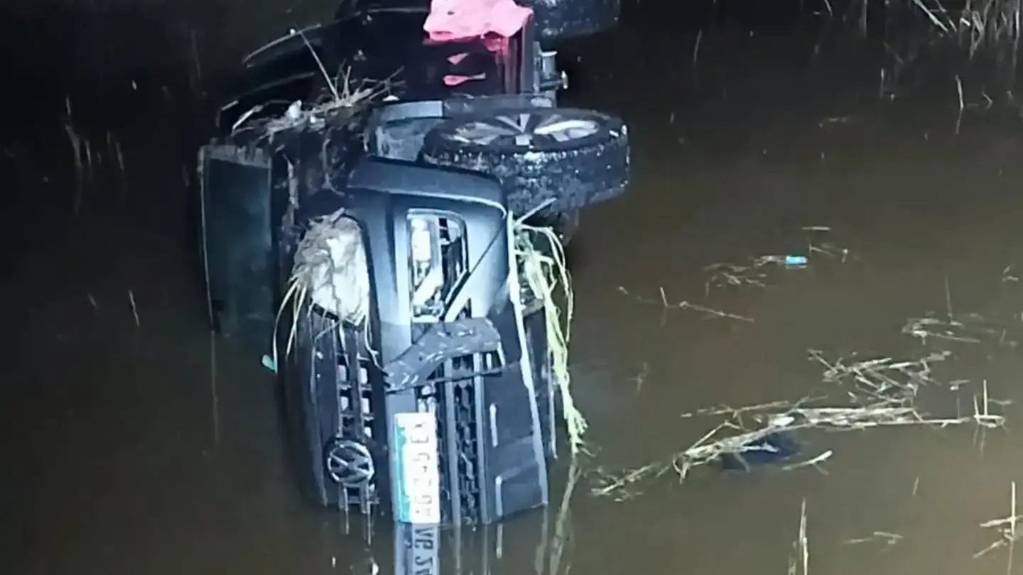 Camioneta Volkswagen Amarok perdió el control este viernes mientras circulaba por la Ruta Provincial 72, en el trayecto que une Copetonas con Lin Calel.