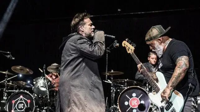 Vicentico frenó su show en Bogotá por una bengala y reaccionó furioso contra un espectador