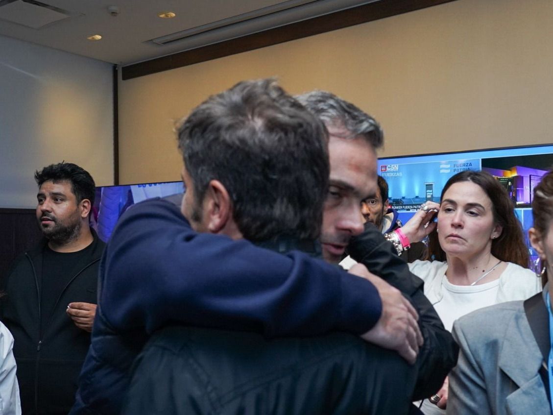 Michel abraza a Kicillof tras el triunfo del peronismo en las elecciones bonaerenses.