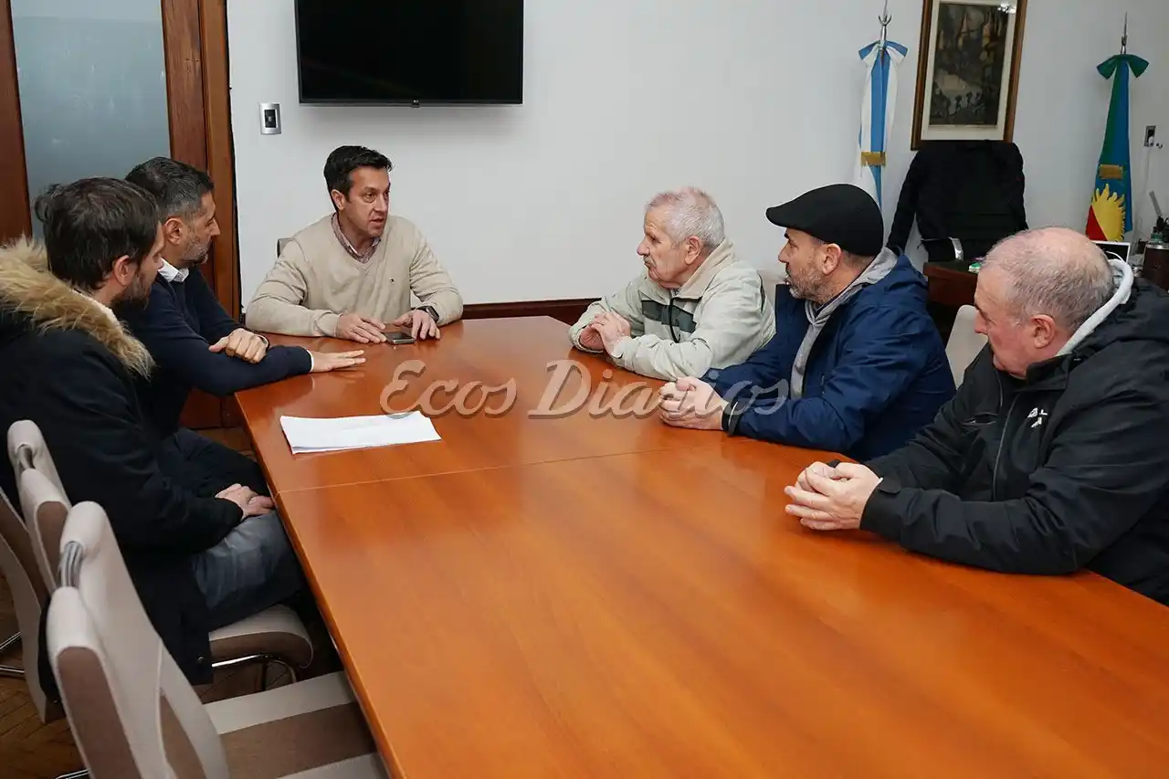 Reunión entre el intendente, funcionarios y representantes de las empresas