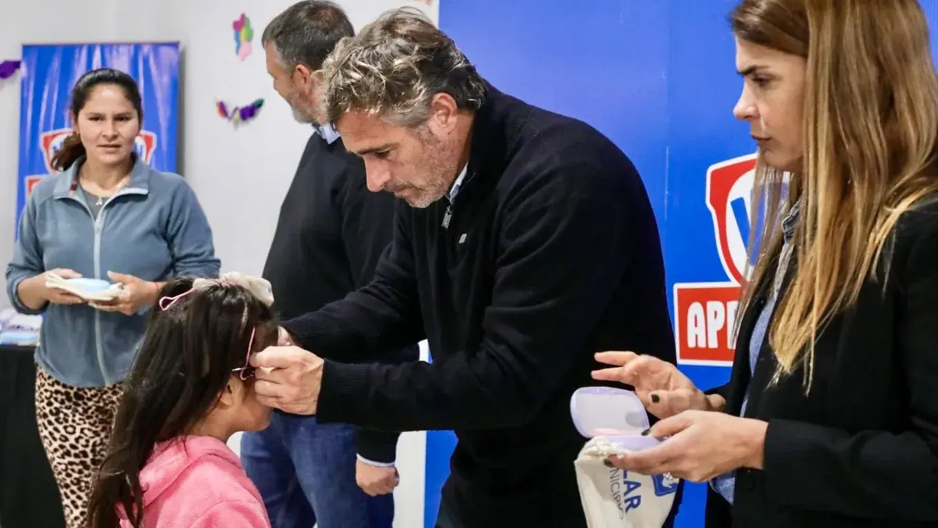 Achával en la entrega de anteojos Ver Bien Aprender Mejor.