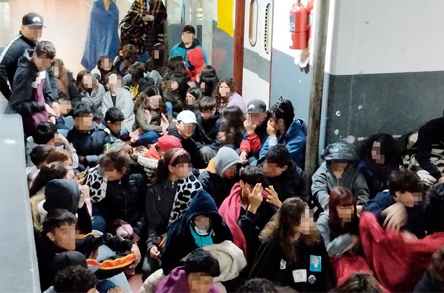 Alumnos y docentes realizaron un “frazadazo” en dos escuelas de Mar del Plata