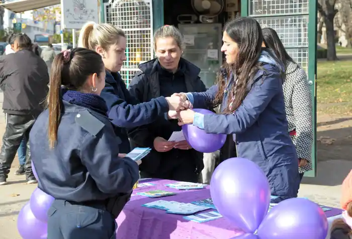 En el marco de "Ni Una Menos", la Comisaría de la Mujer concientizó sobre violencia familiar
