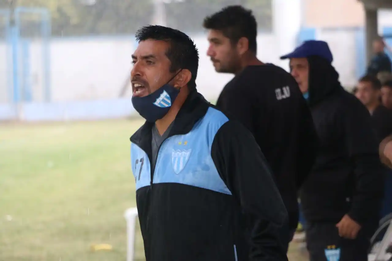 Tras la goleada en contra, Acosta analiza cambios para recibir a Racing de Córdoba